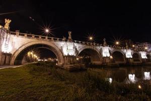 rome, italie, le pont de la ville nocturne est magnifiquement illuminé. photo