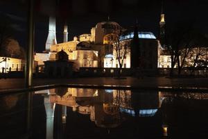 les rues d'istanbul la nuit, la mosquée sophia, un beau paysage. photo