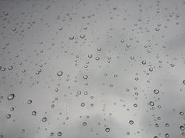 gros plan de gouttes de pluie sur la fenêtre photo