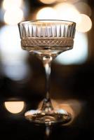 verre de cristal vide sur le bar avec une belle lumière et bokeh en arrière-plan. photo