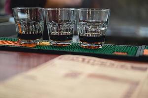 une boisson alcoolisée avec de la glace est servie par le barman au bar photo