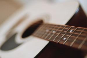 gros plan sur des cordes et un cou de guitare acoustique classique avec des frettes. photo