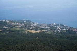 grande ville au bord de l'océan, mer vue aérienne photo