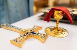 les accessoires d'église pour le service du prêtre sont en or. photo