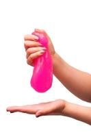 un jouet pour enfants mucus et liquide qui coule à portée de main sur un fond blanc photo