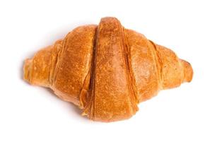 délicieux croissant frais sur fond blanc photo