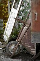 une brouette en métal à une roue utilisée par les ouvriers du bâtiment ou du jardinage. photo