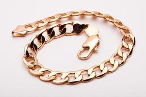 bijoux de bracelet en or en gros plan, chaîne à portée de main photo