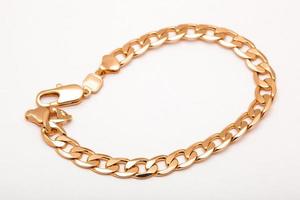 bijoux de bracelet en or en gros plan, chaîne à portée de main
