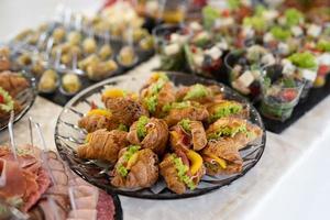 de délicieuses collations de vacances sur la table, la nourriture est gastronomique. photo