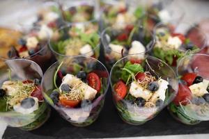 de délicieuses collations de vacances sur la table, la nourriture est gastronomique. photo