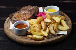 délicieuse viande au four avec des pommes de terre photo