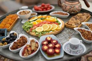 table turque traditionnelle avec des légumes et des fruits en tranches. photo