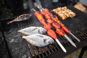 gros plan sur le goût du poisson grillé photo