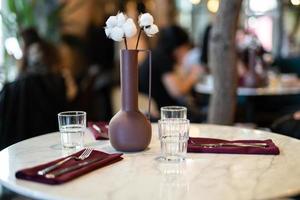 beau vase avec des fleurs de coton sur la table. photo