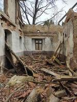 une vieille maison en ruine sans toit ne convient pas à la vie. photo