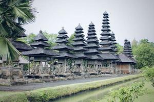 photo d'un grand temple à taman ayun bali