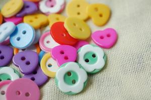 Boutons en plastique de couleur sur fond blanc photo