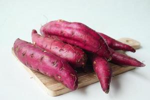 gros plan de patate douce crue dans un bol photo