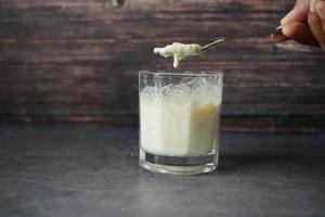 verre de lait entier sur table, crème de lait. photo