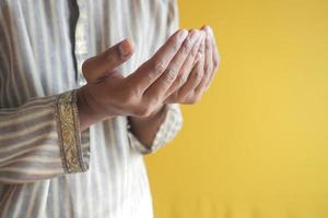 l'homme musulman garde la main dans les gestes de prière pendant le ramadan, gros plan photo