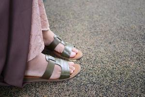 pieds de filles portant des sandales en plein air photo