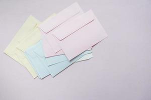 enveloppe colorée sur fond rose avec espace de copie. photo