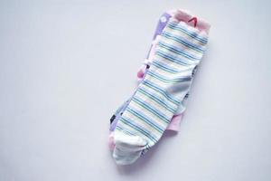 Chaussettes pour enfants multicolores sur table photo