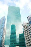 vue en angle bas des bâtiments de la ville de singapour. photo