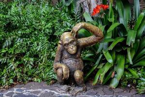 statue de singe en bronze photo