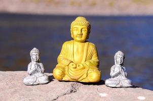 miniatures de bouddha au sol photo