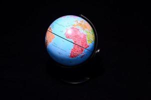 globe sur fond noir photo