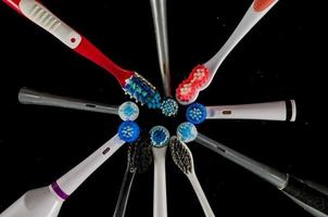 brosses à dents sur fond noir photo