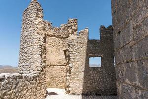 calascio, italie-9 août 2021-particulier des ruines de rocca calascio lors d'une journée ensoleillée photo