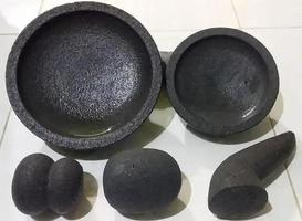 Mortier et pilon en pierre isolés sur fond blanc avec un tracé de détourage. Le mortier en pierre est un outil important dans la fabrication du curry de piment dans la cuisine thaïlandaise. photo