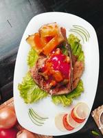 le poisson tilapia frit est délicieux sur la plaque blanche photo