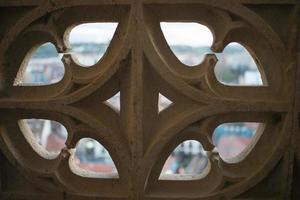 beau design dans la tour de la cathédrale gothique. oviedo, espagne photo