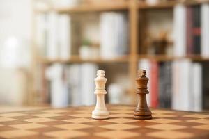 concept d'entreprise de jeu d'échecs, les échecs montrent le leadership, le travail d'équipe, le défi de l'équipe commerciale, le gagnant mondial de l'industrie, le jeu d'échecs de classe mondiale.