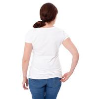 design de chemise et concept de personnes - gros plan d'une femme en t-shirt blanc vierge isolé à l'arrière. nettoyer le modèle de maquette vide pour la conception. photo