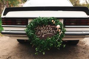 voiture juste mariée. belle voiture de mariage avec plaque vient de se marier photo