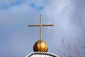 croix d'église orthodoxe sur un fond de ciel bleu avec des nuages. Pâques. Noël. place pour le texte. image de fond. la religion. mise au point sélective photo