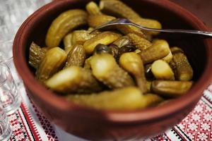 concombres marinés maison frais préparés avec des épices dans un pot en argile. mise au point douce. photo