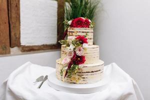 gâteau de mariage sur la table. Beau gâteau de mariage sucré coloré décoration cupcake libre de droit à l'espace de l'événement photo