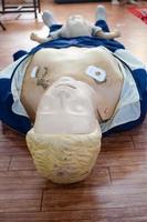 le mannequin humain se trouve sur le sol pendant la formation aux premiers secours - réanimation cardiopulmonaire. cours de secourisme sur mannequin cpr, concept de formation en secourisme cpr photo