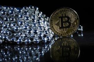 bitcoin doré sur fond noir avec copie espace argent concept d'exploitation minière de crypto-monnaie photo
