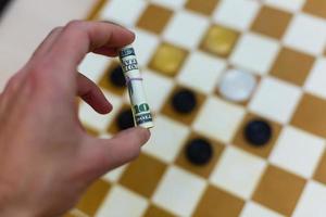 les bitcoins sont opposés aux dollars dans le jeu d'échecs photo