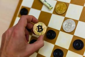 les bitcoins sont opposés aux dollars dans le jeu d'échecs photo