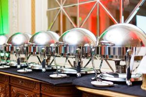 restaurant self-service, casseroles sur une table de buffet photo