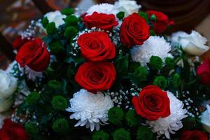 bouquet de roses et de chrysanthèmes photo