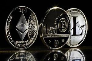 Cryptocurrencys ethereum bitcoin litecoin et monticule d'or image de concept d'entreprise photo